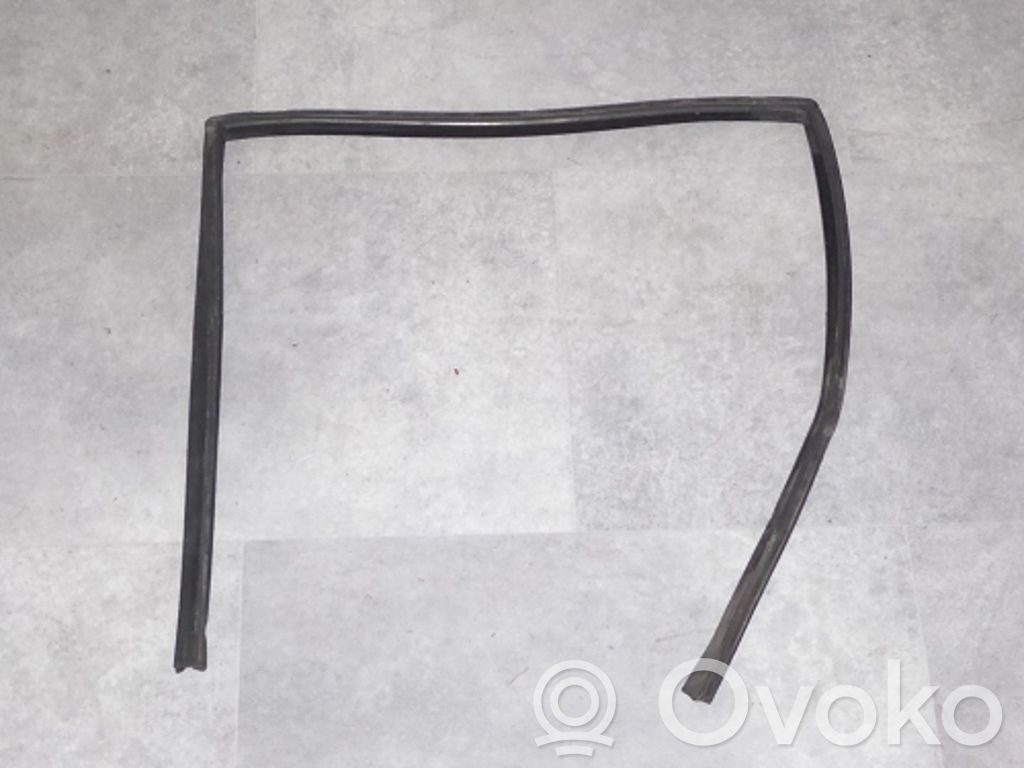 BMW 3 E30 Ramka szyby drzwi tylnych 