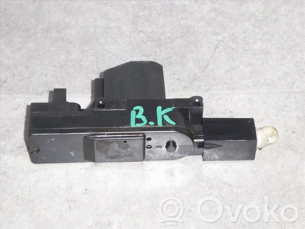 BMW 5 E34 Siłownik zamka tylnej klapy bagażnika 
