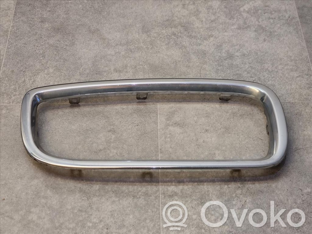 BMW 7 E65 E66 Augšējais režģis 