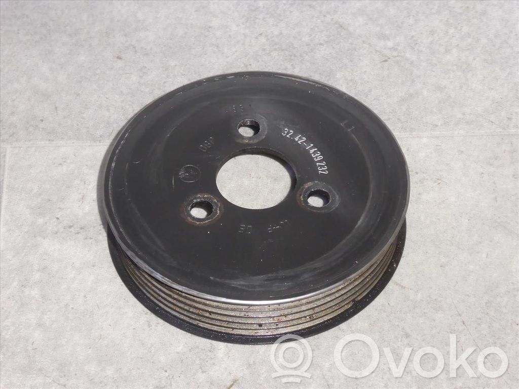 BMW 6 E63 E64 Vairo stiprintuvo siurblio skriemulys 