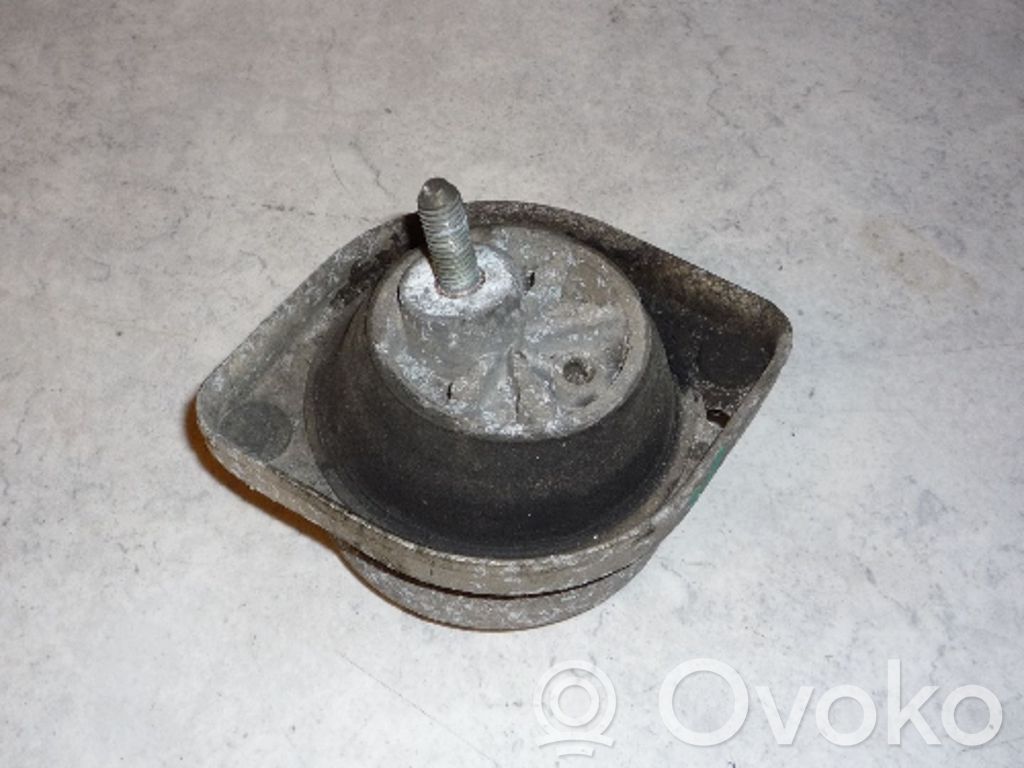 BMW 7 E38 Engine mounting bracket 