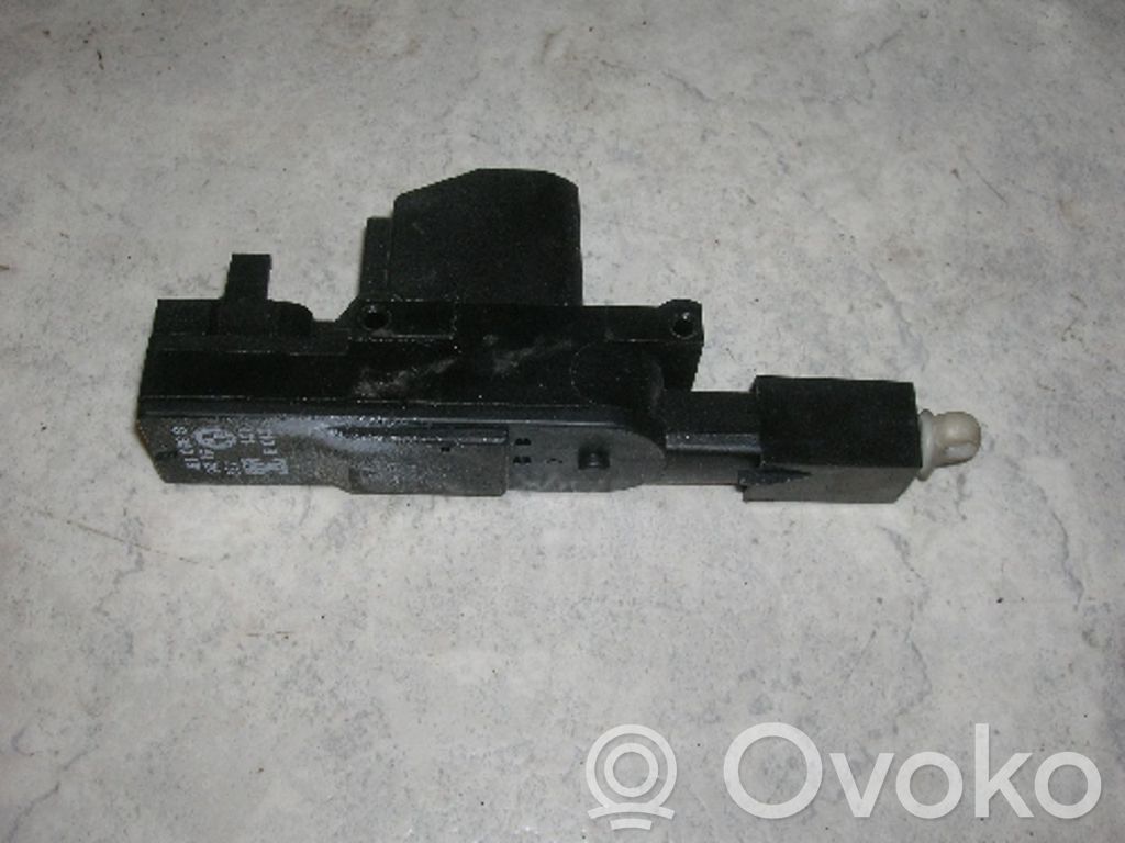 BMW 5 E34 Siłownik zamka tylnej klapy bagażnika 