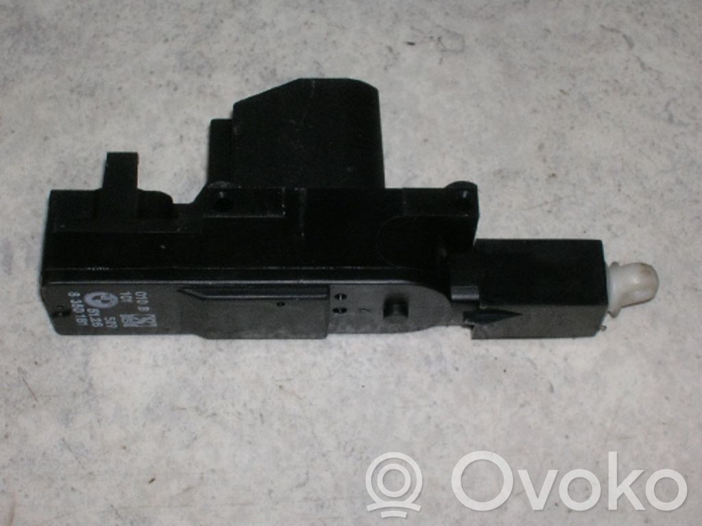 BMW 5 E34 Siłownik zamka tylnej klapy bagażnika 