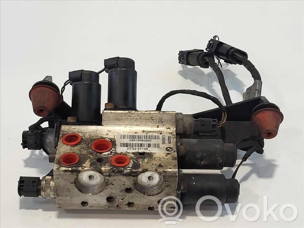 BMW 5 E60 E61 Vairo stiprintuvo siurblio tvirtinimo kronšteinas 