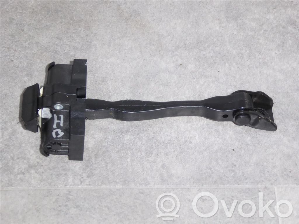 BMW 2 F46 Takaoven pidätin