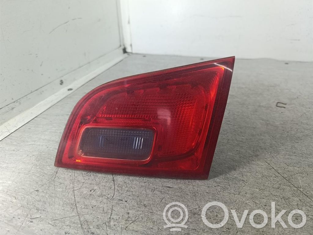 Opel Astra J Aizmugurējais lukturis pārsegā 