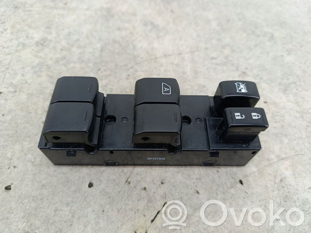 Quarter vent window switch