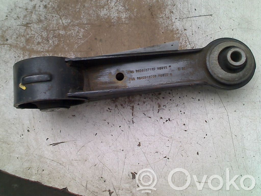 Peugeot 407 Engine mount bracket 