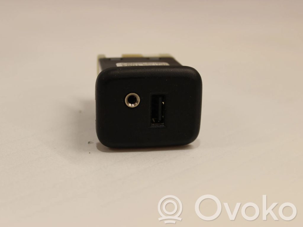 Opel Mokka X Enchufe conector entrada auxiliar 