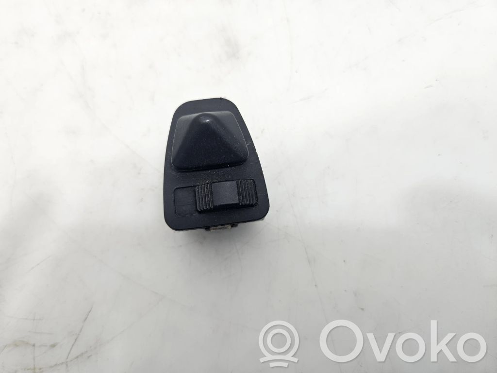 Wing mirror switch   533690