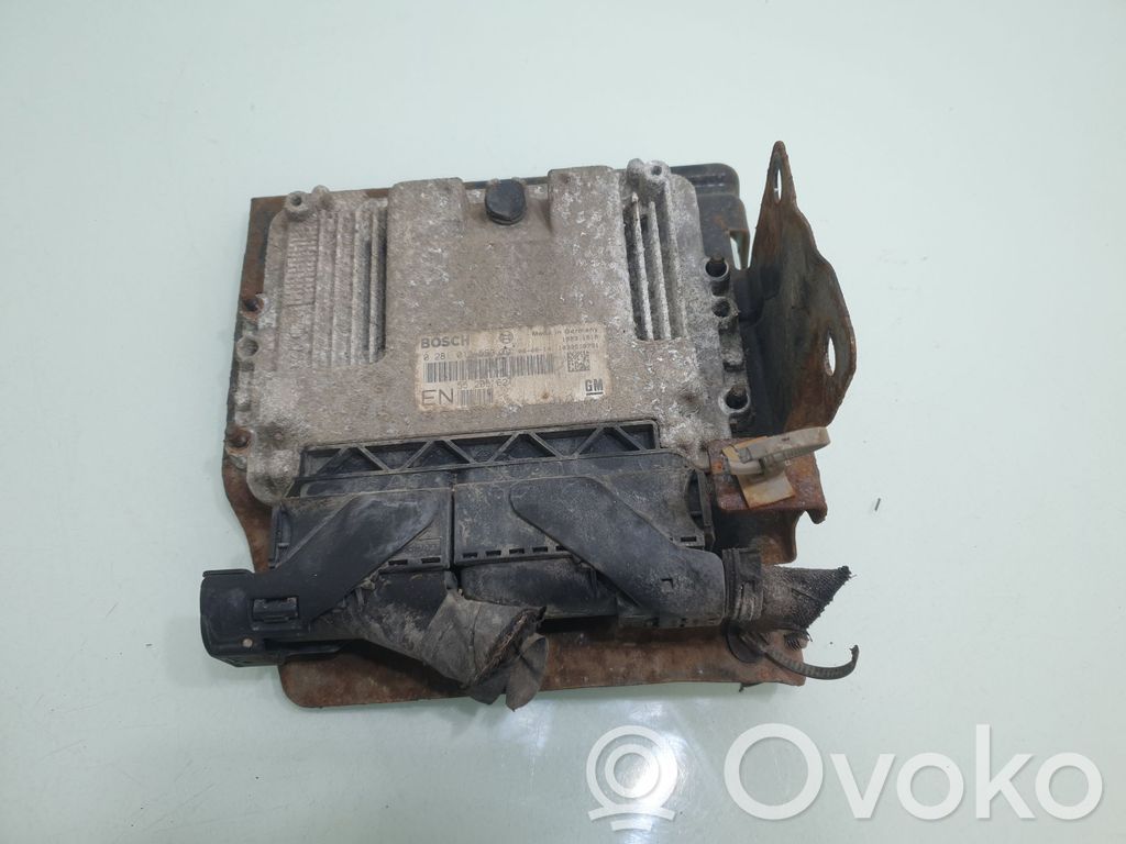 Opel Zafira B Engine control unit/module 
