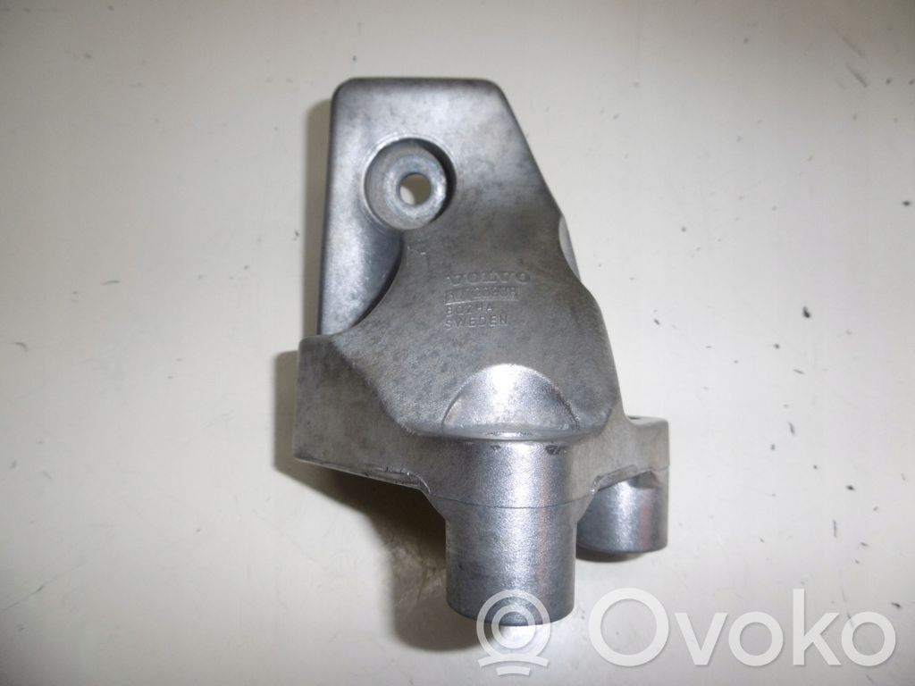 Volvo XC90 Engine mounting bracket 