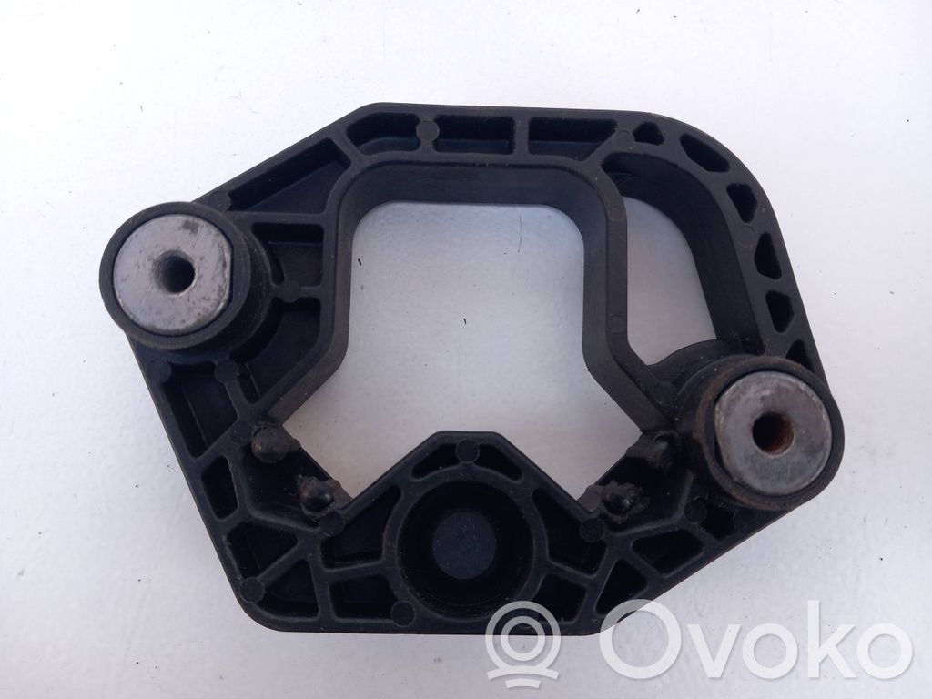 Radiator mount bracket   31439575