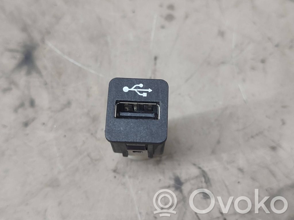 USB-pistokeliitin   9237656,BMW8410