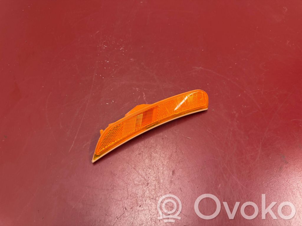 Chrysler Pacifica Front reflector 