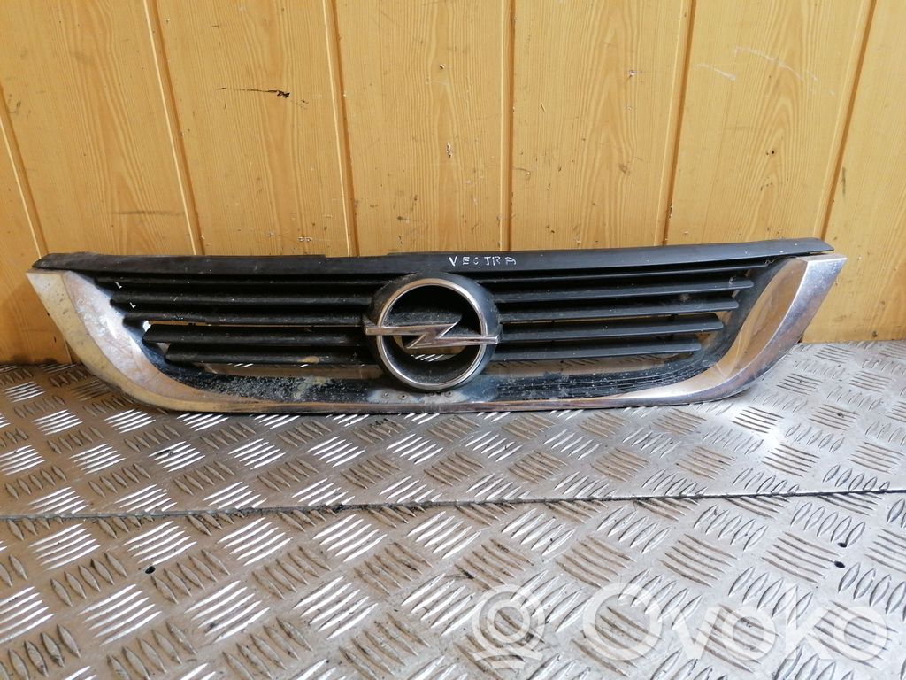 Opel Vectra B Front bumper upper radiator grill 