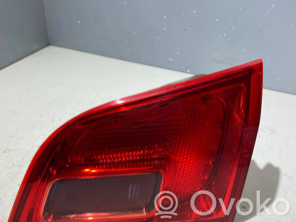 Opel Astra J Aizmugurējais lukturis pārsegā 