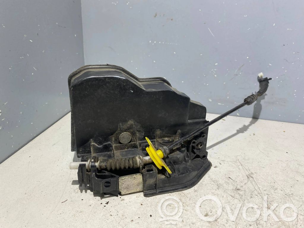 BMW 5 E60 E61 Priekšpusē slēdzene 