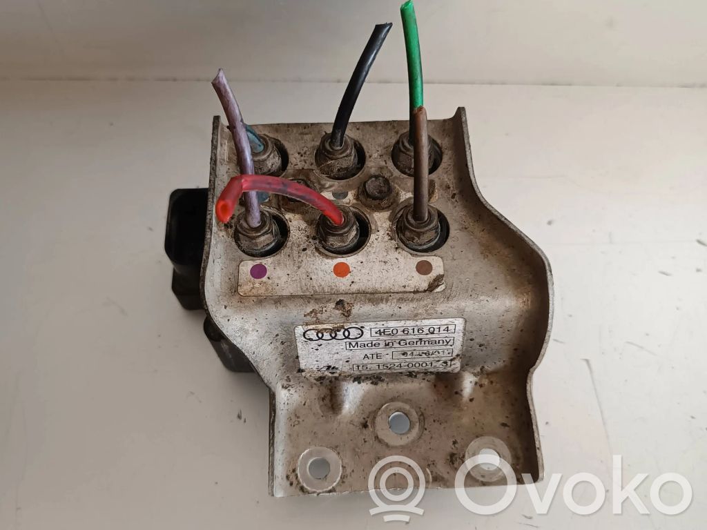 Audi A8 S8 D3 4E Air suspension valve block 