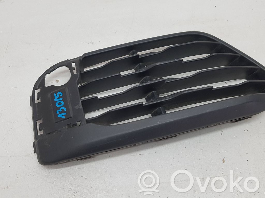 BMW X1 F48 F49 Kratka dolna zderzaka przedniego 