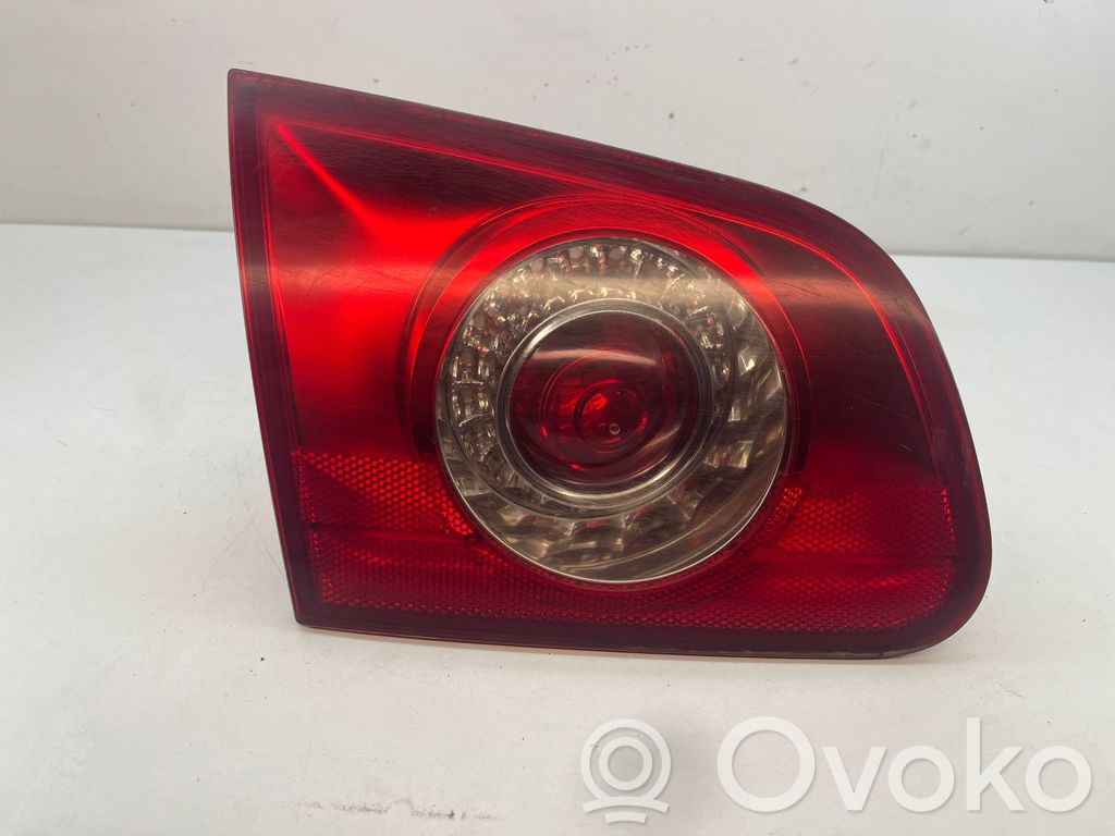 Volkswagen PASSAT B6 Lampă spate în capacul portbagajului 