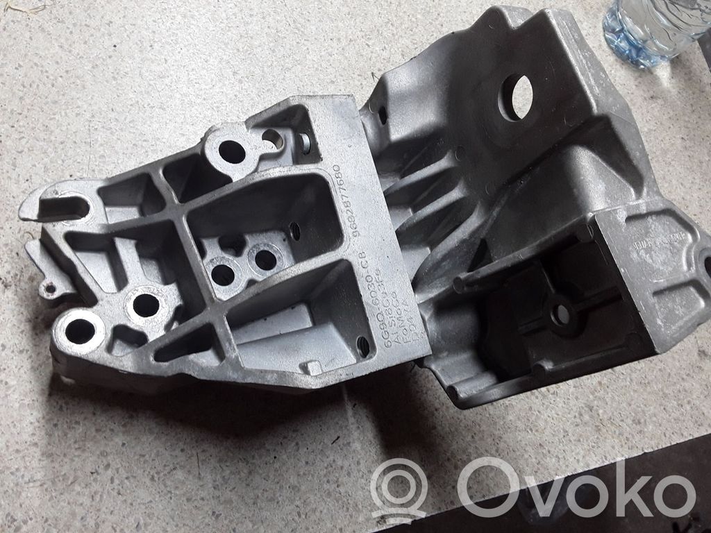 Land Rover Evoque I Engine mounting bracket 