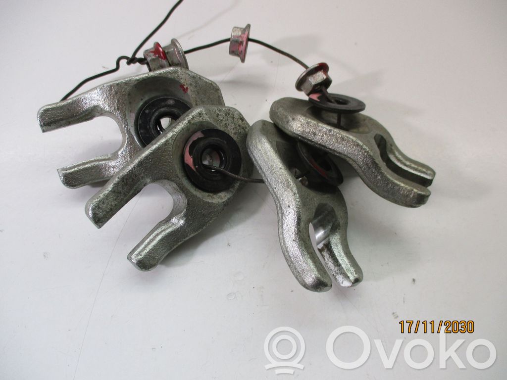 Abrazadera del inyector de combustible