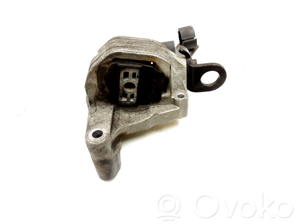 Volvo XC90 Engine mount bracket 