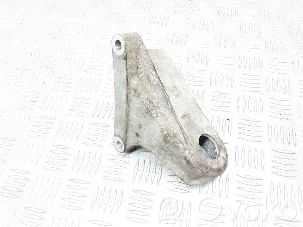 Volvo XC90 Engine mounting bracket 