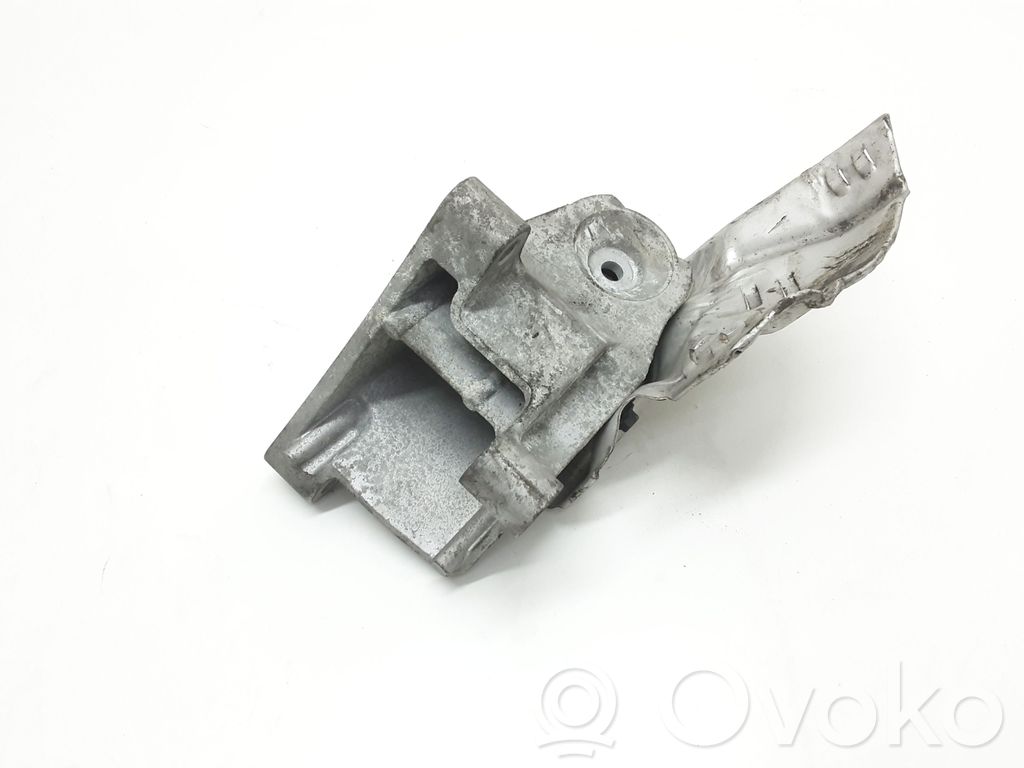Volvo XC90 Engine mounting bracket 