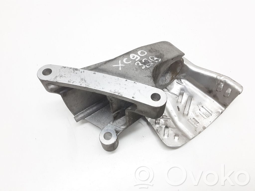 Volvo XC90 Engine mounting bracket 