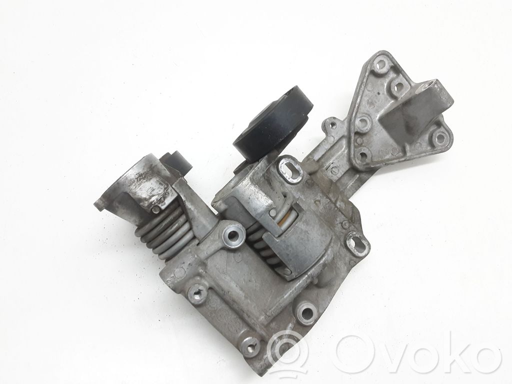 Volvo C70 Engine mounting bracket 