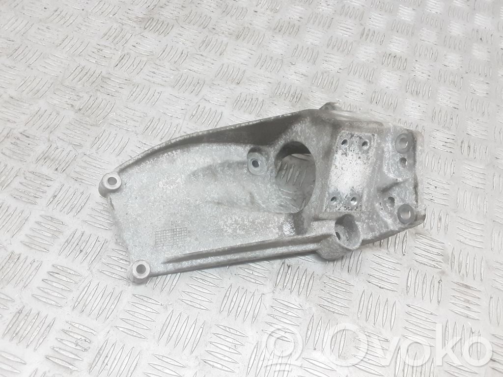 Engine mounting bracket   31370633