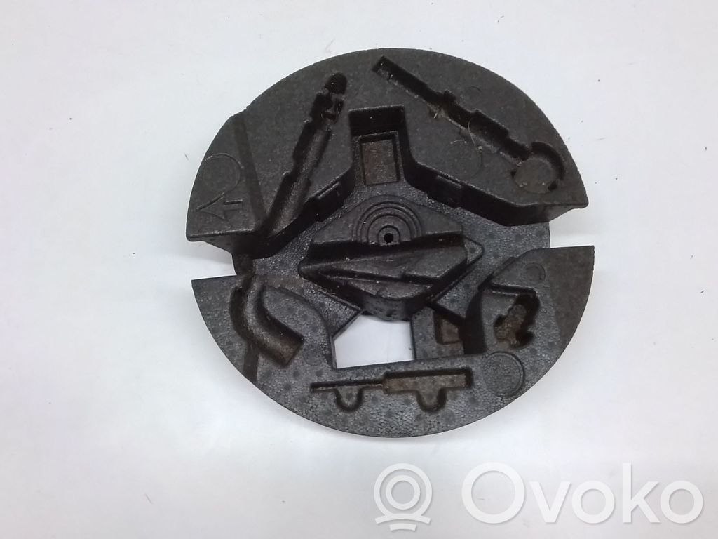 Volvo XC70 Spare wheel section trim 