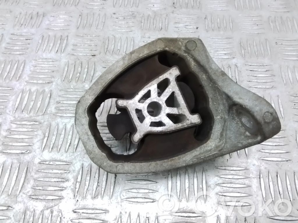 Volvo XC90 Engine mount bracket 
