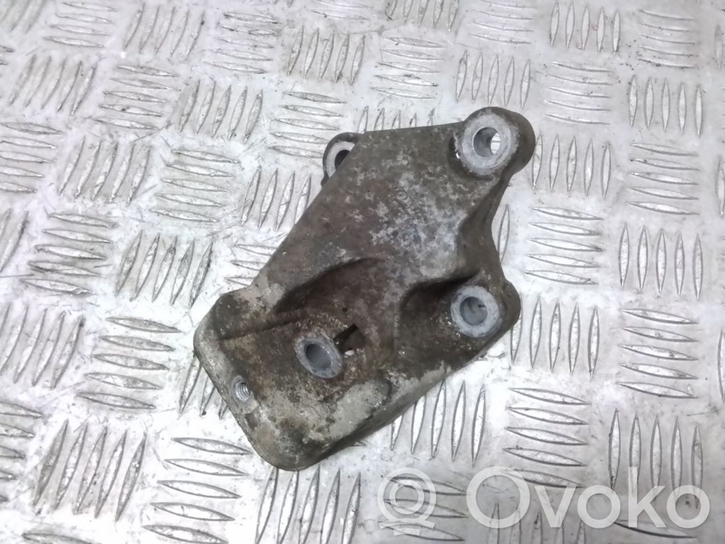 Volvo XC70 Engine mounting bracket 