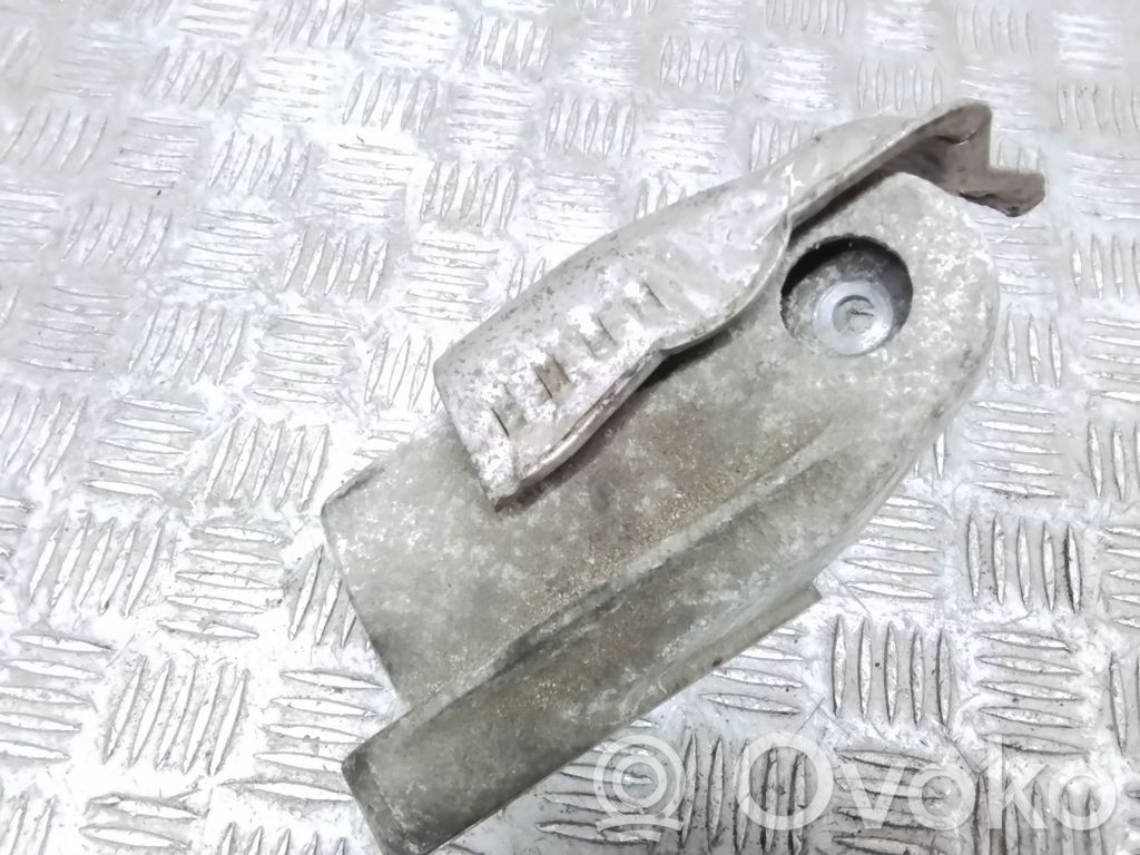 Volvo XC90 Engine mounting bracket 