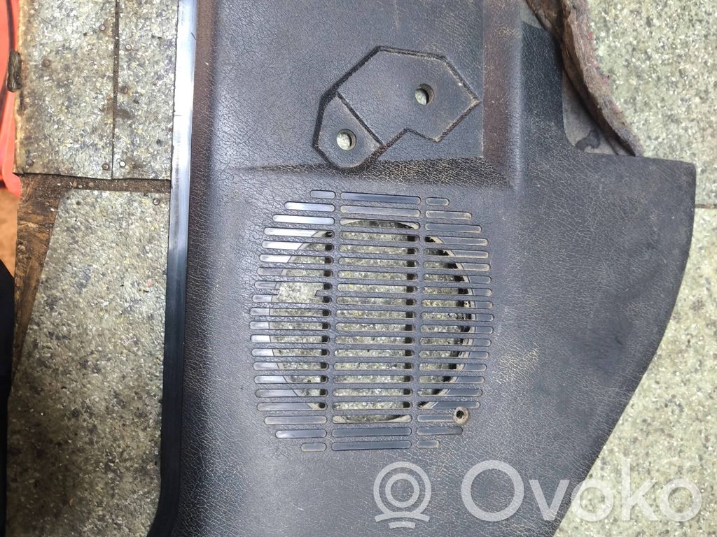 BMW 3 E30 Sivukaiuttimen suoja 