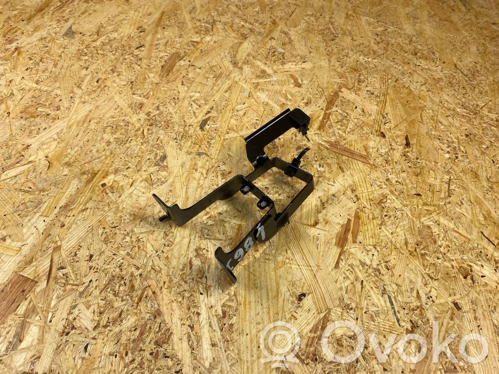 Volvo XC40 Intercooler pipe mounting bracket 