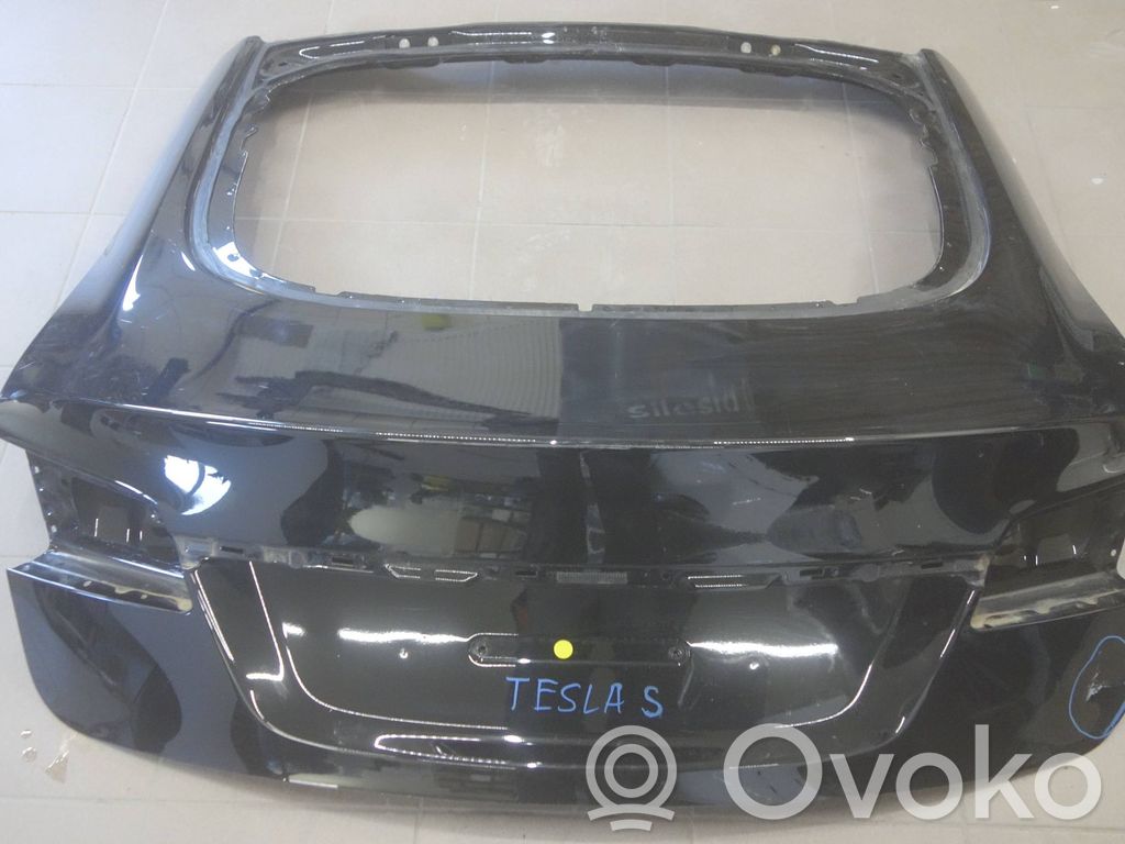 Tesla Model S Puerta trasera de camión 