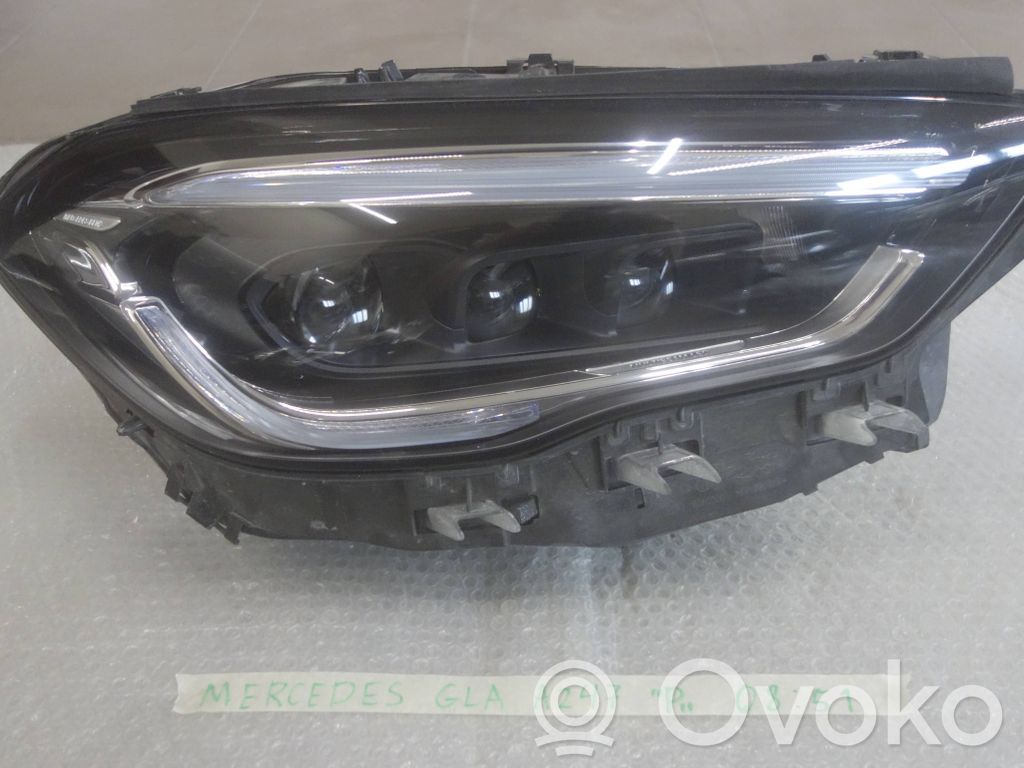 Mercedes-Benz GLA H247 Lampa przednia 