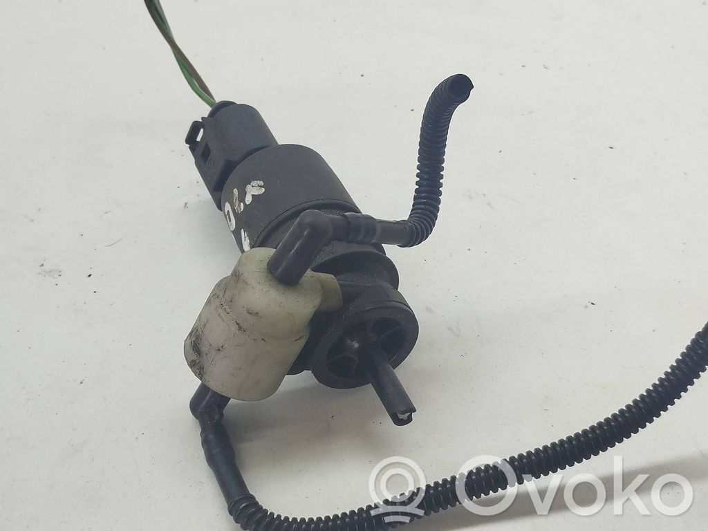 Volkswagen PASSAT B5 Windscreen/windshield washer pump 