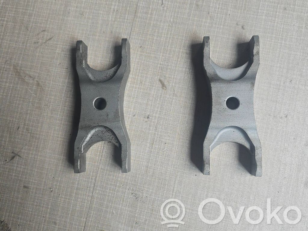 Abrazadera del inyector de combustible   EHHV150