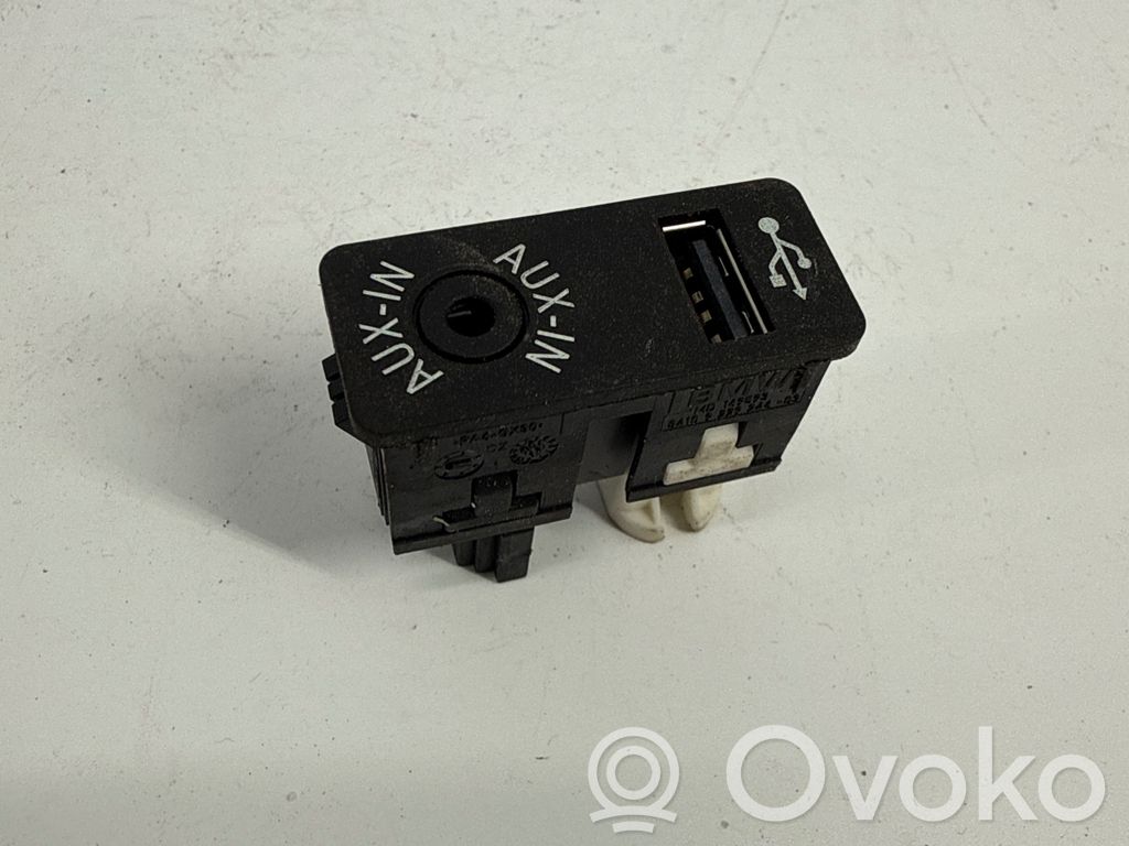 BMW M4 F82 F83 Gniazdo / Złącze USB 