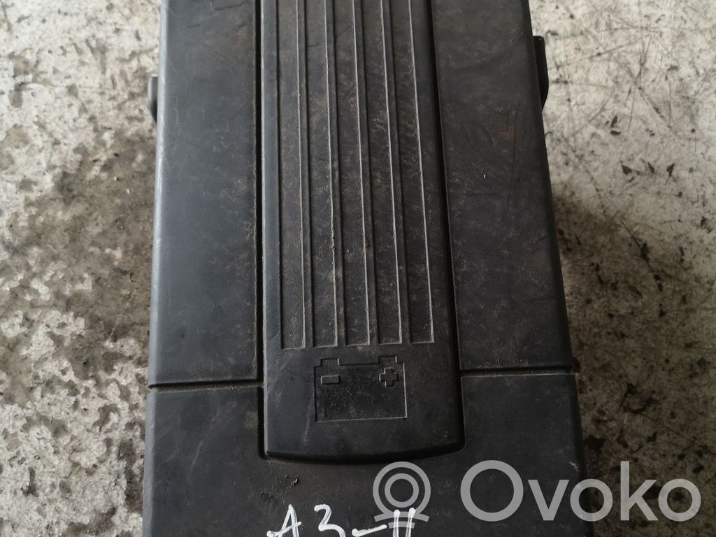 Audi A3 S3 8P Pokrywa skrzynki akumulatora 