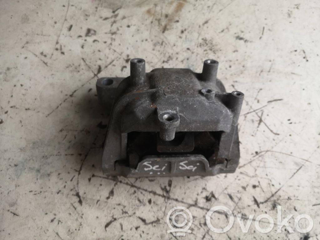 Volkswagen Scirocco Engine mounting bracket 