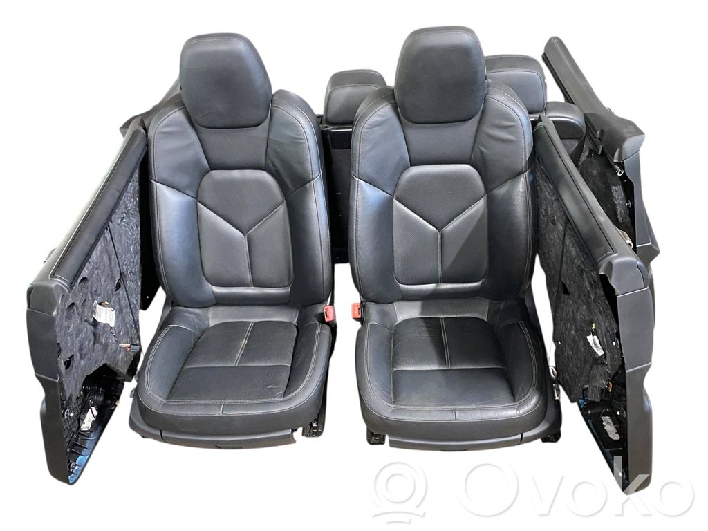 Porsche Cayenne (92A) Conjunto de molduras de la puertas y los asientos 