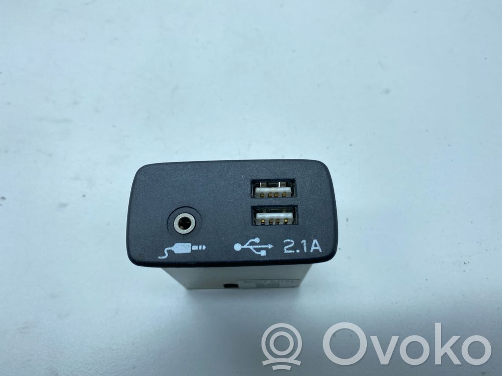 Subaru Forester SK Enchufe conector USB 