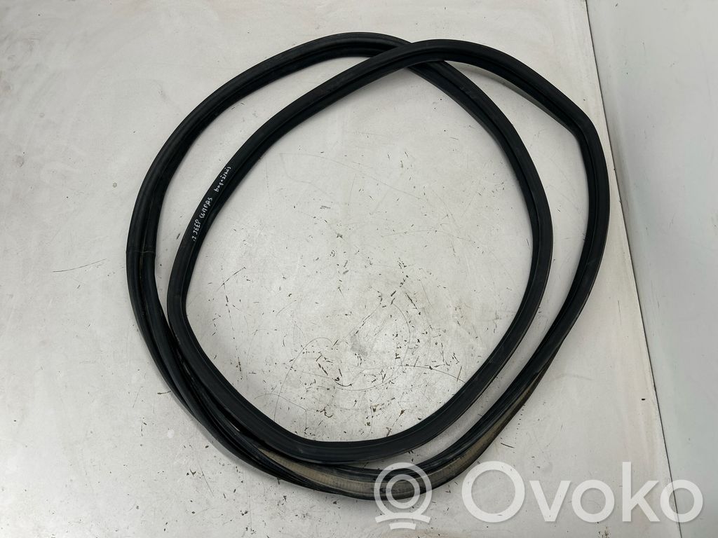 Gumowa uszczelka bagażnika tylnego / Na karoserii   68339985AA