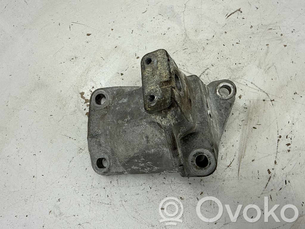 Dodge Durango Engine mounting bracket 
